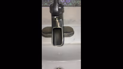 உப்பு கறை படிந்த பாத்ரூம் குழாய்களை இப்படி க்ளீன் பண்ணி பாருங்க! புதுசு போல் மாறிடும்! 