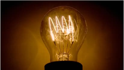 மழைக்காலத்தில் பல்புகளை சுற்றி வரும் பூச்சிகளை 1 நொடியில் விரட்ட டிப்ஸ்!!