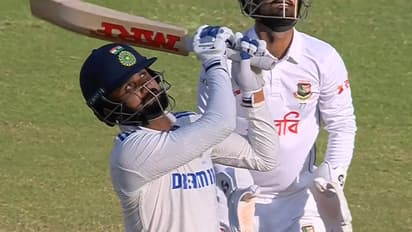 விராட் கோலி கொடுத்த MRF பேட்டை பயன்படுத்தி 2 பந்தில் 2 சிக்ஸர் பறக்க விட்ட ஆகாஷ் தீப் – ரசிகர்கள் ஹேப்பி!