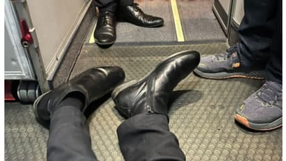 വീൽ ചെയ‌ർ നൽകിയില്ല, വിമാനത്തിനുള്ളിൽ ഇഴഞ്ഞ് വാഷ്റൂമിൽ പോകേണ്ട അവസ്ഥ വിവരിച്ച് യാത്രക്കാരൻ; കമ്പനിക്ക് വിമർശനം