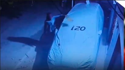 ರಾತ್ರೋರಾತ್ರಿ ಕಾರಿಗೆ ಬೆಂಕಿ: ಸಿಸಿಟಿವಿಯಲ್ಲಿ ಬೆಚ್ಚಿ ಬೀಳಿಸುವ ದೃಶ್ಯ ಸೆರೆ!