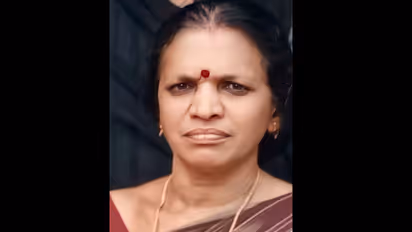 റോഡ് മുറിച്ച് കടക്കുന്നതിനിടെ അമ്മയെയും മകളെയും കാറിടിച്ച് തെറിപ്പിച്ചു; ചികിത്സയിലായിരുന്ന വീട്ടമ്മ മരിച്ചു