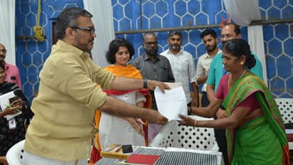 മന്ത്രി ഇടപെട്ടു, 12 വര്‍ഷമായി നിഷേധിക്കപ്പെട്ട റേഷൻ കാർഡ് ലഭിച്ചു, മനസ്സ് നിറഞ്ഞ് മഹാദേവി