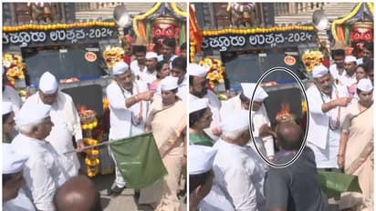 ಸಿಎಂಗೆ ಸಿಗ್ತಾ ಇದ್ಯಾ ಅಪಶಕುನದ ಮುನ್ಸೂಚನೆ, ಕಿತ್ತೂರು ಉತ್ಸವಕ್ಕೆ ಚಾಲನೆ ನೀಡುವಾಗ ಸಿದ್ದರಾಮಯ್ಯ ಬಟ್ಟೆಗೆ ತಾಕಿದ ಬೆಂಕಿ!