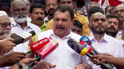 സൂര്യനും ചന്ദ്രനുമല്ല, കറുത്ത മേഘമായി പിണറായി മാറി; അഭിമുഖ വിവാദത്തില് മുഖ്യമന്ത്രിക്കെതിരെ കെ മുരളീധരന്