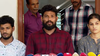 വൈകാരികത മാര്‍ക്കറ്റ് ചെയ്യുന്നു, ഇത് മൂലം നേരിടുന്നത് കടുത്ത സൈബർ ആക്രമണം; മനാഫിനെതിരെ അര്‍ജുന്‍റെ കുടുംബം