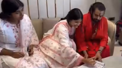 आस्था घोषणापत्र साइन करना क्यों है जरूरी? तिरुपति जाने से पहले पवन कल्याण की बेटी ने निभाई ये परंपरा