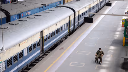 రైల్వే ప్లాట్ ఫాంపై ఎల్లో లైన్ ఎందుకు ఉంటుందో తెలుసా? ఇది దాటితే ప్రమాదమే