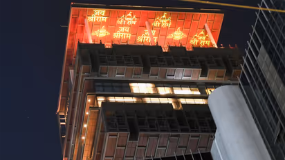 ಮುಖೇಶ್ ಅಂಬಾನಿಯ 15 ಸಾವಿರ ಕೋಟಿ ರೂ. ವೆಚ್ಚದ ಆಂಟಿಲಿಯಾ ಮನೆಯಲ್ಲಿ ಜೈ ಶ್ರೀರಾಮ್ ಪ್ರದರ್ಶನ!