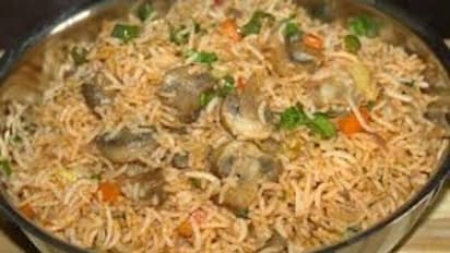 காளான் வாங்குனா இப்படி சாதம் செய்து சாப்பிடுங்க.. சுவை அருமையாக இருக்கும்!