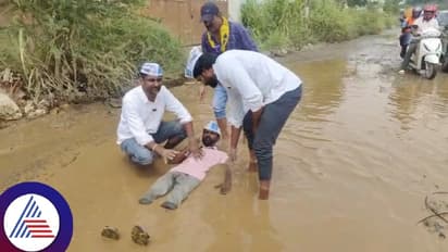 ಬೆಂಗಳೂರು ಭಾರಿ ಮಳೆ: ರಸ್ತೆ ಗುಂಡಿಯ ನೀರಲ್ಲಿ 'ಈಜಾಡಿದ' ಎಎಪಿ ನಾಯಕ!