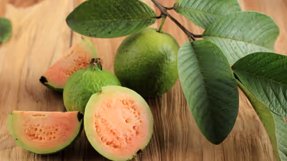 വെറും വയറ്റില്‍ പേരയ്ക്ക കഴിക്കാറുണ്ടോ? എങ്കില്‍, നിങ്ങളറിയേണ്ടത്... 