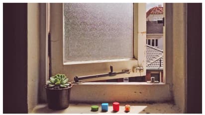 മൂന്നാം നിലയിലെ ജനാല വഴി മൂന്ന് വയസ്സുകാരിയെ വീട്ടുജോലിക്കാരി താഴേക്ക് എറിഞ്ഞു; നില ഗുരുതരം, കുവൈത്തിൽ പരാതി