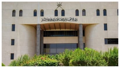 പ്രവാസികൾക്ക് തിരിച്ചടി, ഒമാനിൽ പുതിയ തീരുമാനം; സെമി സ്കിൽഡ് തൊഴിലുകളിൽ വ്യവസായ ലൈസൻസ് നിയന്ത്രണം