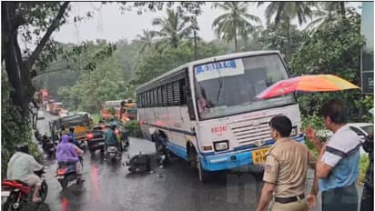 വൺവെ തെറ്റിച്ച് വന്ന കെഎസ്ആർടിസി ബസ് സ്കൂട്ടറിലും പിക്കപ്പ് വാനിലും ഇടിച്ചു; സ്കൂട്ടർ യാത്രികന് പരിക്ക്
