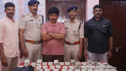 ട്രെയിനിലെ ജനറൽ കോച്ചിൽ യാത്ര, വസ്ത്രത്തിനുള്ളിൽ പ്രത്യേകതരം ജാക്കറ്റ്, പരിശോധനയിൽ 28 ലക്ഷം പിടിച്ചെടുത്തു