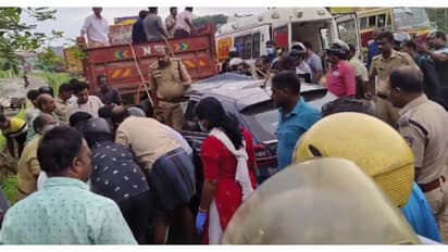 കൊച്ചിയിൽ ടോൾ പ്ലാസയ്ക്ക് സമീപം കാർ ലോറിക്ക് പിന്നിൽ ഇടിച്ച് അപകടം: യുവതി മരിച്ചു, ഭർത്താവിനും മകനും പരിക്ക്