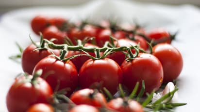 ചർമ്മത്തെ സുന്ദരമാക്കാൻ തക്കാളി മാജിക് ; ഇങ്ങനെ ഉപയോ​ഗിച്ച് നോക്കൂ 