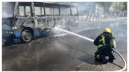 ഓടിക്കൊണ്ടിരുന്ന മിനിബസിന് തീപിടിച്ചു; സംഭവം റിയാദിൽ, വൻ ദുരന്തം ഒഴിവായി, ഡ്രൈവറും യാത്രക്കാരും രക്ഷപ്പെട്ടു