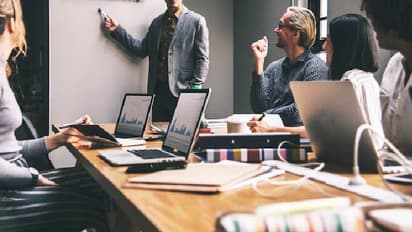 வேகமாக வளரும் 8 வேலைவாய்ப்புகள்! இனி இந்த வேலைகளுக்கு தான் அதிக டிமாண்ட்!