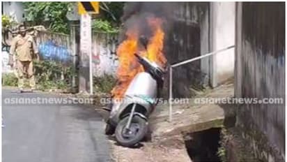ഓടിക്കൊണ്ടിരിക്കെ ഇലക്ട്രിക് സ്കൂട്ടറിന് തീപിടിച്ചു, നിമിഷനേരത്തിൽ തീ പടർന്നു പിടിച്ചു; വിദ്യാർത്ഥിക്ക് രക്ഷ