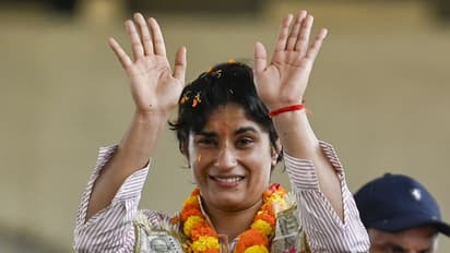 ഒളിംപിക്സിലെ മെഡല്‍ നഷ്‍ടത്തിന്‍റെ നിരാശ മാറി; രാഷ്ട്രീയ ഗോദയില്‍ വിജയത്തുടക്കമിട്ട് വിനേഷ് ഫോഗട്ട്