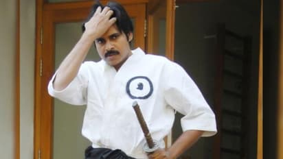 అది గమనించి పవన్ సినిమా ఆపేసిన చిరంజీవి, లేకుంటే మెగా బ్రదర్స్ నవ్వులపాలు..కానీ డైరెక్టర్ కెరీర్ నాశనం