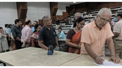 ഒറ്റയടിക്ക് 50 സീനിയർ ഡോക്ടർമാർ രാജിവെച്ചു, ജൂനിയർ ഡോക്ടർമാർക്ക പൂർണ പിന്തുണ, കൊൽക്കത്തയിൽ സമരം കടുക്കുന്നു