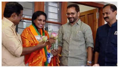 മുൻ ഡിജിപി ആർ ശ്രീലേഖ ബിജെപിയിൽ; കെ സുരേന്ദ്രനിൽ നിന്നും അംഗത്വം സ്വീകരിച്ചു