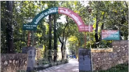 വനം വകുപ്പ് ഓഫീസിൽ കസേര കളി; സസ്പെന്ഷനിലായിരുന്ന ഉദ്യോഗസ്ഥന് അതിക്രമിച്ചെത്തി കസേരയിൽ കയറിയിരുന്നു