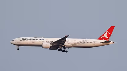 ವಾಯುಮಾರ್ಗದಲ್ಲೇ ಪೈಲೈಟ್‌ ಕುಸಿದು ಬಿದ್ದು ಸಾವು, ವಿಮಾನ ತುರ್ತು ಲ್ಯಾಂಡಿಂಗ್‌