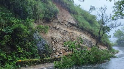 ಚಾರ್ಮಾಡಿ ಘಾಟ್ ರಸ್ತೆಯಲ್ಲಿ ಮಣ್ಣು ಕುಸಿತ: ಕೆಲ ಗಂಟೆಗಳ ಕಾಲ ಸಂಚಾರ ಸ್ಥಗಿತ, ಸಾಲುಗಟ್ಟಿ ನಿಂತ ವಾಹನಗಳು