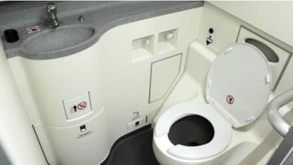 വിമാനത്തിലെ ശുചിമുറിയിൽ നിന്ന് കിട്ടിയ പേപ്പറിൽ 3 വാക്കുകൾ; ഉടൻ വിവരം കൈമാറി, ലാന്റിങിന് ശേഷം വിശദ പരിശോധനകൾ