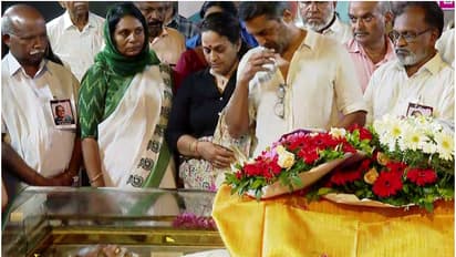 ഒടുവിൽ പിണക്കം മറന്ന് അവർ അരികിലെത്തി; ടിപി മാധവനെ അവസാന നോക്കു കാണാൻ മകനും മകളും, പൊതുദർശന വേദിയിലെത്തി