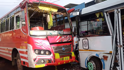 കൂത്തുപറമ്പിൽ സ്വകാര്യ ബസ് നിര്‍ത്തിയിട്ട ടൂറിസ്റ്റ് ബസിൽ ഇടിച്ചുകയറി; യാത്രക്കാർക്ക് പരിക്ക്