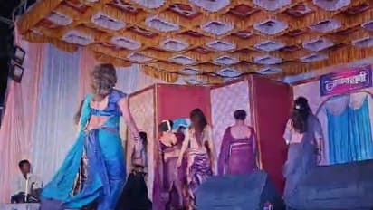 ವಿಜಯಪುರ: ನವರಾತ್ರಿ ಆಚರಣೆ ವೇಳೆ ಯುವತಿಯರಿಂದ ಅಶ್ಲೀಲ ನೃತ್ಯ, ಮುಜುಗರಕ್ಕೊಳಗಾದ ಜನ!