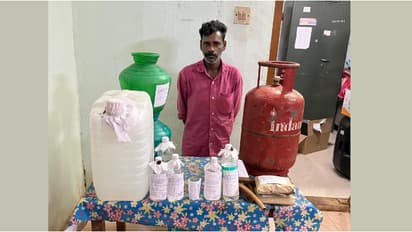 കായൽ പുറമ്പോക്കിലെ രാത്രികാല വിൽപ്പനയെ കുറിച്ച് രഹസ്യ വിവരം, നിരീക്ഷണം; പിടിച്ചത് വാറ്റുചാരായവും കഞ്ചാവും