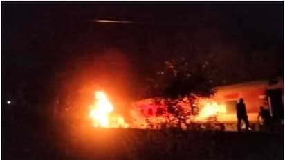 ചെന്നൈയില് മൈസൂർ-ദർബാംഗ എക്സ്പ്രസ് നിർത്തിയിട്ട ചരക്ക് ട്രെയിനിൽ ഇടിച്ചു, കോച്ചുകൾ പാളം തെറ്റി, തീപിടിച്ചു