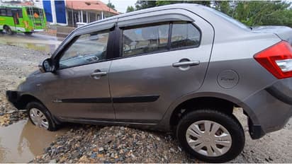 ദേശീയപാത നിർമാണത്തിനെടുത്ത കുഴിയിൽ ഡോക്ടർമാർ സഞ്ചരിച്ച കാർ വീണു