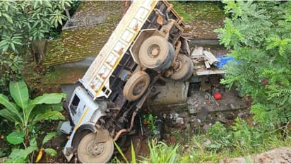 വീട്ടിൽ ആരുമില്ലാത്തത് മഹാഭാഗ്യമായി, ദേശീയപാതയോരത്ത് നിർത്തിയിട്ടിരുന്ന ലോറി വീടിന് മുകളിലേക്ക് മറിഞ്ഞു