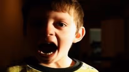 உங்க குழந்தை பொது இடத்தில் அழுகிறதா? கத்துகிறதா? 'இந்த' ட்ரிக் ட்ரை பண்ணுங்க!