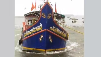 നടുക്കടലിൽ എൻജിൻ തകരാർ, 'പാർത്ഥസാരഥി'യിൽ വെള്ളം കയറി, തൊഴിലാളികളെ രക്ഷിച്ചു