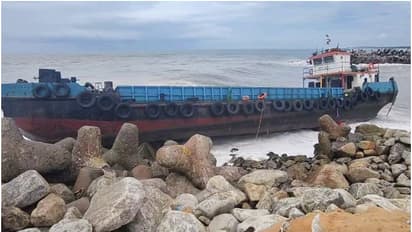 മുതലപ്പൊഴിയിൽ വീണ്ടും അപകടം; ശക്തമായ തിരയിൽപ്പെട്ട് പുലിമുട്ടിലേക്ക് ബാർജ് ഇടിച്ചുകയറി