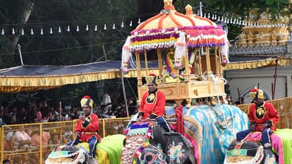 ಮೈಸೂರಿನಲ್ಲಿ ಅದ್ದೂರಿ ದಸರಾ ಜಂಬೂಸವಾರಿ: 5ನೇ ಬಾರಿ ಅಂಬಾರಿ ಹೊತ್ತ ಅಭಿಮನ್ಯು