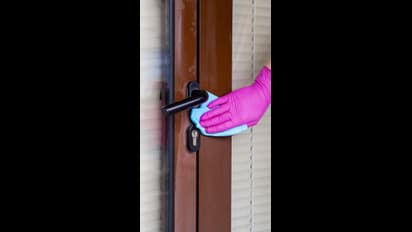 இந்த '3' பொருள் யூஸ் பண்ணுங்க!! உங்க வீட்டு மரக்கதவு புதுசு போல பாலிஷ் ஆகிடும்!!