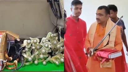 'തൊടുന്നവരുടെ വിരൽ അറുക്കണം', ബിഹാറിൽ പെൺകുട്ടികൾക്ക് വാൾ വിതരണം ചെയ്ത് എംഎൽഎ, വിവാദം