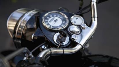 വണ്ടി തടഞ്ഞ് 'പൊലീസ്', താക്കോലൂരി, പേഴ്സും ഫോണും പരിശോധിച്ചു, 3000 രൂപ പോയി, അനുഭവം പങ്കിട്ട് ബെം​ഗളൂരു യുവാവ്