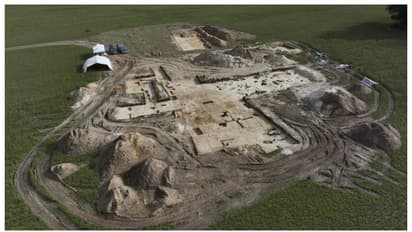 5,000 വര്‍ഷം പഴക്കം; മേല്‍ക്കൂരയോട് കൂടിയ രണ്ട് നിലയുള്ള ഹാള്‍ കണ്ടെത്തി, ഒപ്പം എട്ടോളം വീടുകളും 