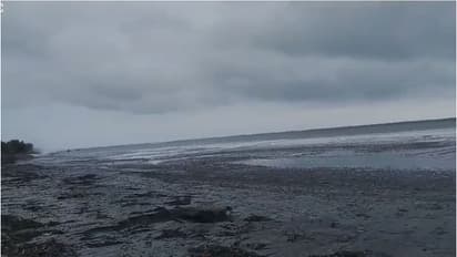 തോട്ടപ്പള്ളിയിൽ കടൽ ഉൾവലിഞ്ഞു; സംസ്ഥാനത്ത് കള്ളക്കടൽ ജാഗ്രതാ നിർദേശം, തീരദേശ ജില്ലകളിൽ റെഡ് അലർട്ട്