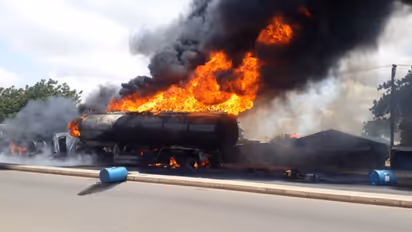 ടാങ്കർ തലകീഴായി മറിഞ്ഞു, ഇന്ധനം ശേഖരിക്കാനായി ആളുകൾ കൂടി, പൊട്ടിത്തെറി, നൈജീരിയയിൽ കൊല്ലപ്പെട്ടത് 147 പേർ